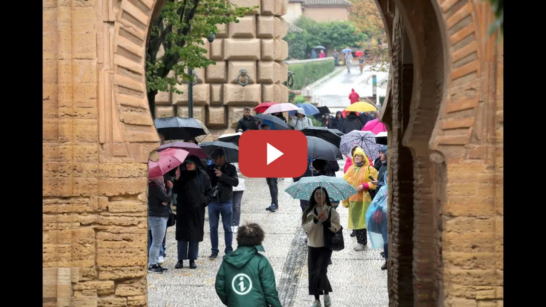 Embedded thumbnail for El desbordamiento de un arroyo obliga a evacuar una veintena de coches y cortar la A-92 en Granada