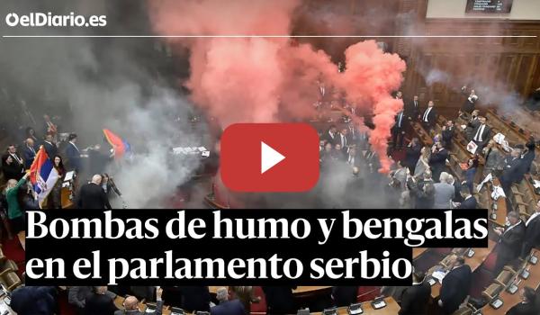 Embedded thumbnail for ENFRENTAMIENTO en el parlamento de SERBIA con BOMBAS DE HUMO y BENGALAS