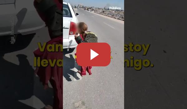 Embedded thumbnail for &quot;Ella no puede caminar&quot;: una niña lleva a su hermana a hombros en Gaza durante más de una hora